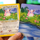 Una carta de Light Wigglytuff normal (izquierda) y una pintada por Lunumbra (derecha).